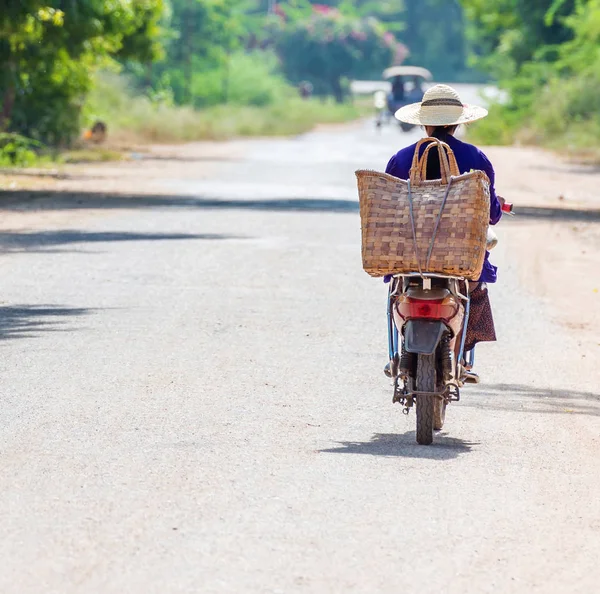 Motocicleta Calle Ciudad Bagan Myanmar Copiar Espacio Para Texto —  Fotos de Stock