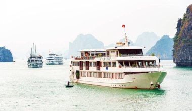 Halong, Vietnam - 16 Aralık 2016: Turist görünümünü körfezde gemi. Metin için yer kopyalayın       