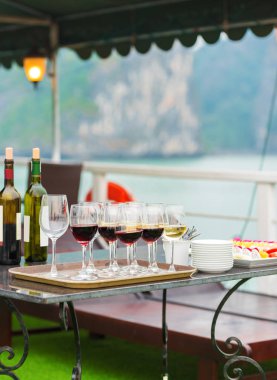 Bir bardak şarap Halong, Vietnam geminin güvertesinde. Dikey