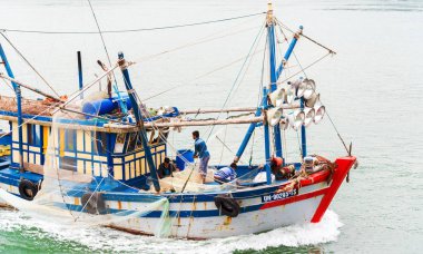 Halong, Vietnam - 16 Aralık 2016: Bay bir balıkçı teknesi. Metin için yer kopyalayın
