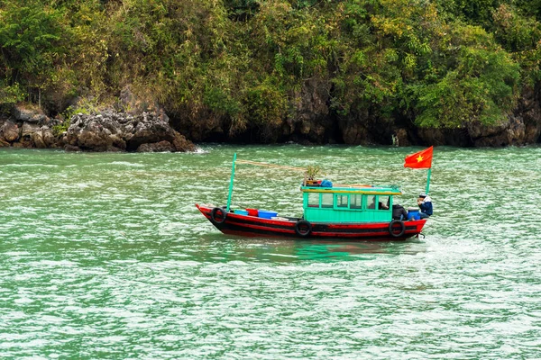 Halong, Vietnam - 16 Aralık 2016: Bay bir balıkçı teknesi. Metin için yer kopyalayın