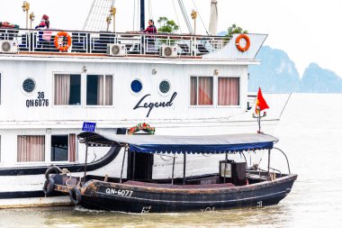 Halong, Vietnam - 16 Aralık 2016: Turist görünümünü körfezde gemi. Metin için yer kopyalayın