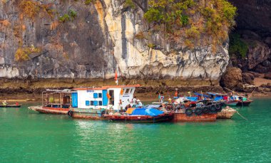 Halong, Vietnam - 16 Aralık 2016: Bay bir balıkçı teknesi. Metin için yer kopyalayın
