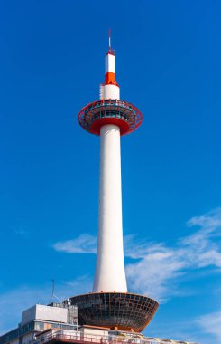 Kyoto, Japonya - 7 Kasım 2017: Kyoto Tower mavi gökyüzü arka plan üzerinde. Metin için yer kopyalayın. Dikey