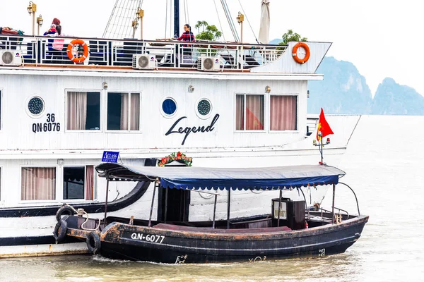 Halong, Vietnam - 16 Aralık 2016: Turist görünümünü körfezde gemi. Metin için yer kopyalayın