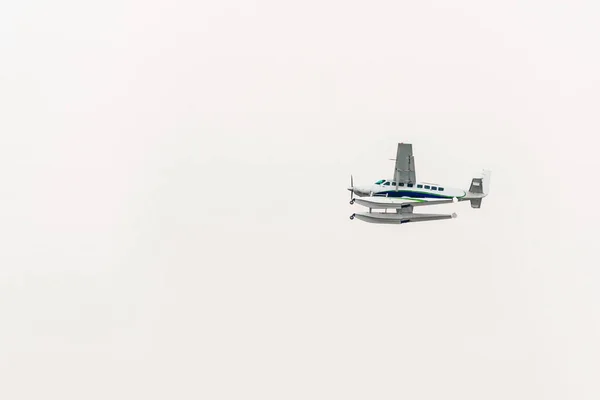 2016年12月16日 飞机在天空中 复制文本的空间 在白色背景上被隔离 — 图库照片