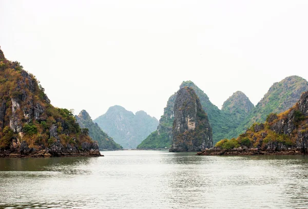 Halong, Vietnam için kayalık manzara görünümünü. Metin için yer kopyalayın