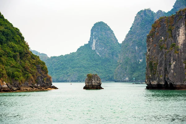 Halong, Vietnam için kayalık manzara görünümünü. Metin için yer kopyalayın