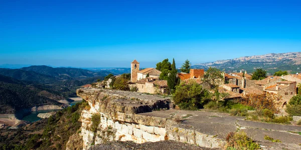 Santa Maria de Siurana, Siurana, Tarragona, İspanya ve Romanesk kilise görünümünü. Metin için yer kopyalayın
