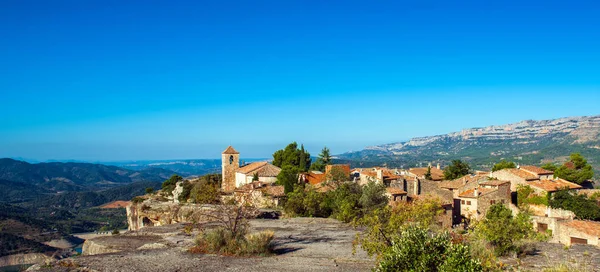 Santa Maria de Siurana, Siurana, Tarragona, İspanya ve Romanesk kilise görünümünü. Metin için yer kopyalayın