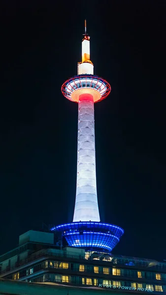 京都市 2017 京都タワーは夜ライトアップします テキストのためのスペースにコピーします 垂直方向 — ストック写真