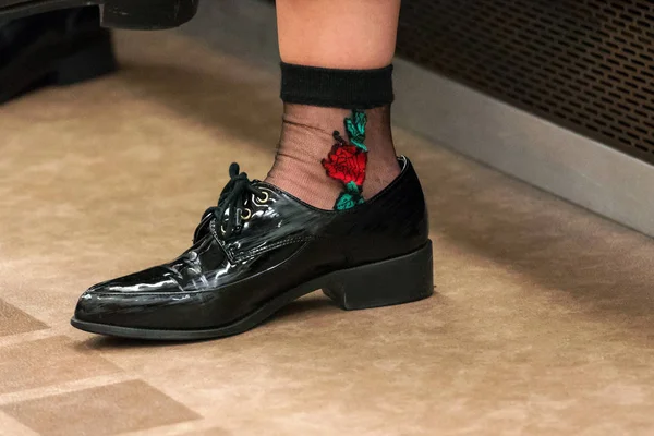 Schuhe Aus Schwarzem Lack Und Eine Schöne Socke Mit Einem — Stockfoto