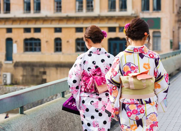 Две Девушки Кимоно Городской Улице Киото Япония Вид Сзади — стоковое фото