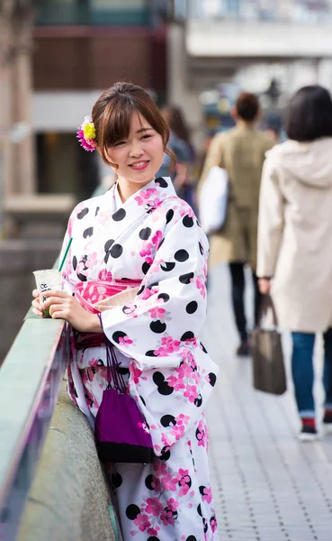 Кёто Япония Ноября 2017 Года Девушка Кимоно Городской Улице Вертикаль — стоковое фото