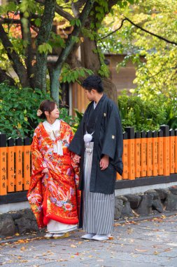 Kyoto, Japonya - 7 Kasım 2017: Kaç bir şehir sokak üzerinde bir kimono içinde. Dikey. Metin için yer kopyalayın