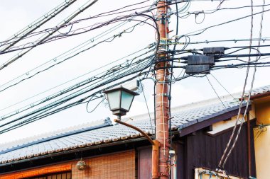 Mavi gökyüzü, Kyoto, Japonya karşı telleri ile elektrik direği