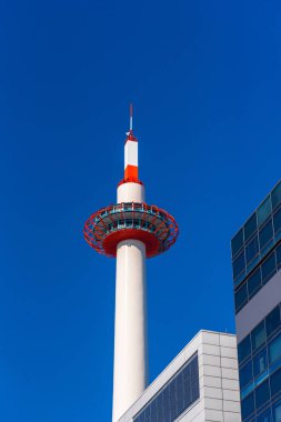 Kyoto, Japonya - 7 Kasım 2017: Kyoto Tower mavi gökyüzü arka plan üzerinde. Metin için yer kopyalayın. Dikey