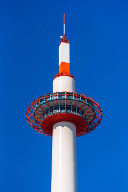 Mavi gökyüzü arka plan, Kyoto, Japonya Kyoto Tower. Metin için yer kopyalayın. Dikey