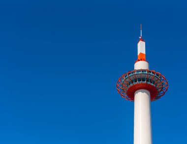 Mavi gökyüzü arka plan, Kyoto, Japonya Kyoto Tower. Metin için yer kopyalayın. Alt görünümü