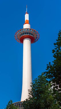 Kyoto, Japonya - 7 Kasım 2017: Kyoto Tower mavi gökyüzü arka plan üzerinde. Metin için yer kopyalayın. Dikey
