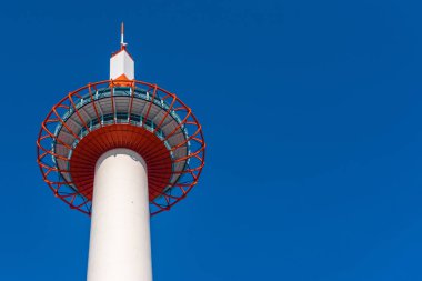 Mavi gökyüzü arka plan, Kyoto, Japonya Kyoto Tower. Metin için yer kopyalayın. Alt görünümü