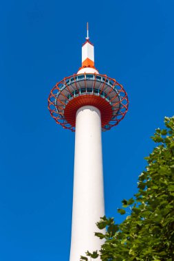 Mavi gökyüzü arka plan, Kyoto, Japonya Kyoto Tower. Metin için yer kopyalayın. Dikey