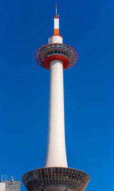 Kyoto, Japonya - 7 Kasım 2017: Kyoto Tower mavi gökyüzü arka plan üzerinde. Metin için yer kopyalayın. Dikey