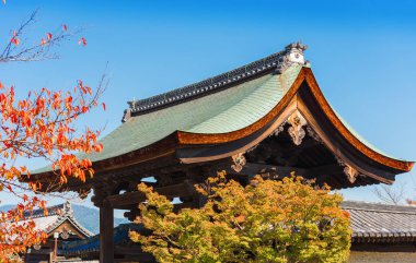 Eski şehrin mavi gökyüzü, Kyoto, Japonya karşı bir binada görünümünü. Metin için yer kopyalayın