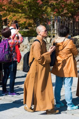 Kyoto, Japonya - 7 Kasım 2017: Rahipler Tapınağı'nın topraklarında. Dikey