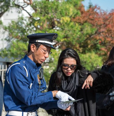 Kyoto, Japonya - 7 Kasım 2017: Bir turist ve bir polis bir şehir sokak üzerinde