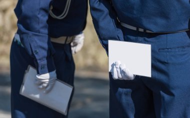 Beyaz eldiven bir erkekte arkasından, Kyoto, Japonya beyaz bir levha tutar. Metin için yer kopyalayın. Metin için çerçeve                                                                  