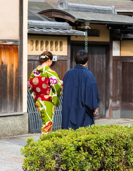 Casal Quimono Uma Rua Cidade Kyoto Japão Vista Traseira Vertical — Fotografia de Stock