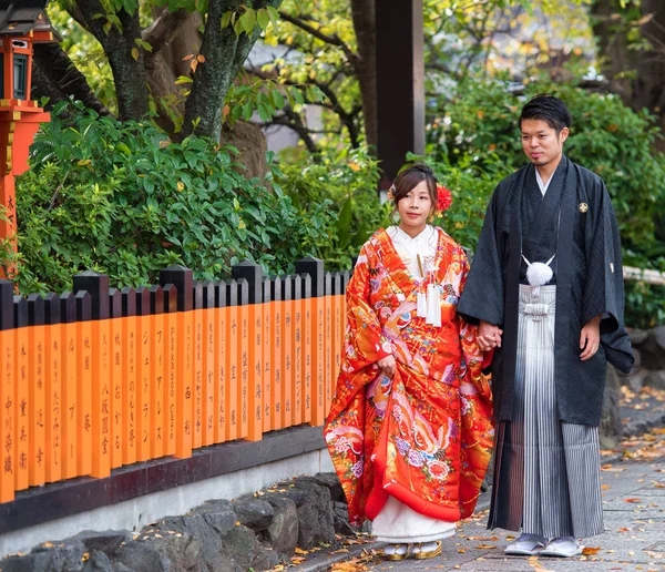 Kyoto, Japonya - 7 Kasım 2017: Kaç bir şehir sokak üzerinde bir kimono içinde