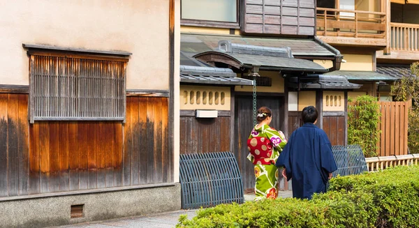 Kaç Şehir Sokak Kyoto Japonya Üzerinde Bir Kimono Içinde Arkadan — Stok fotoğraf