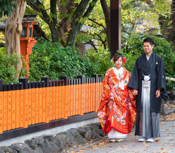 Kyoto, Japonya - 7 Kasım 2017: Kaç bir şehir sokak üzerinde bir kimono içinde