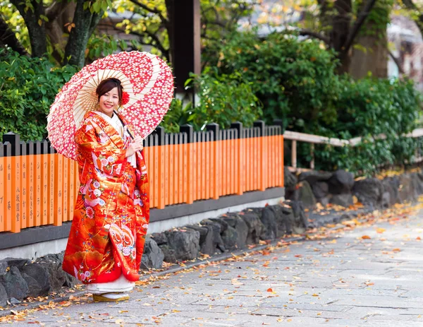 日本京都 2017年11月7日 一个女孩在一把雨伞的和服在城市街道上 复制文本空间 — 图库照片