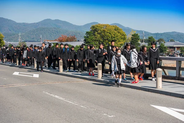 Kyoto, Japonya - 7 Kasım 2017: Öğrenciler fındık Togetsu gidin. Metin için yer kopyalayın