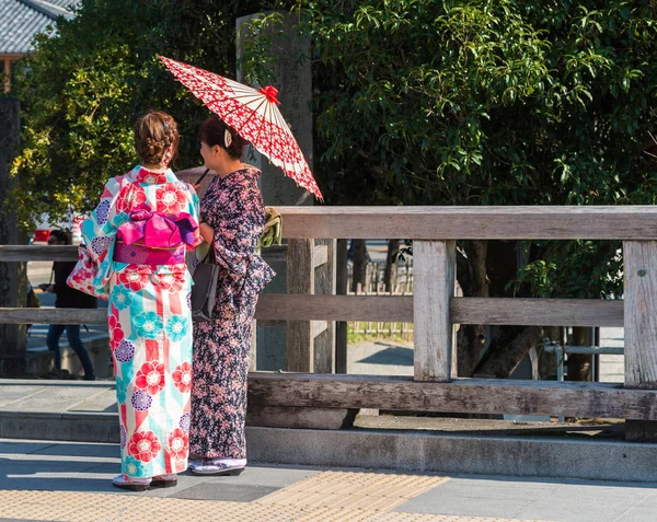 Kyoto Japão Novembro 2017 Meninas Quimono Com Guarda Chuva Rua — Fotografia de Stock