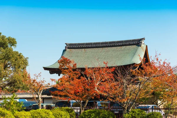 Eski şehrin mavi gökyüzü, Kyoto, Japonya karşı bir binada görünümünü. Metin için yer kopyalayın