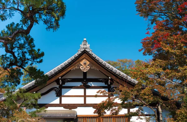 Binanın, Kyoto, Japonya oyma ahşap çatı görünümü 