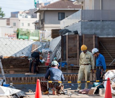 Odawara, Japonya - Kasım, 11, 2017: Bir şehir sokak inşaatçılar