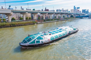 Tokyo, Japonya - 31 Ekim 2017: Zevk Sumida Nehri üzerinde tekne. Metin için yer kopyalayın