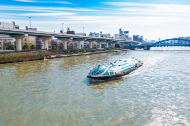 Tokyo, Japonya - 31 Ekim 2017: Zevk Sumida Nehri üzerinde tekne. Metin için yer kopyalayın