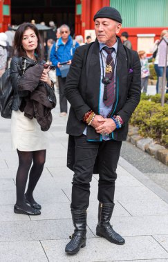 Tokyo, Japonya - 7 Kasım 2017: Şık adam şehir parkı. Dikey