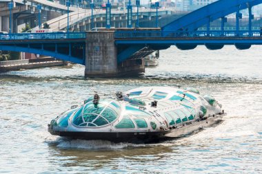 Tokyo, Japonya - 31 Ekim 2017: Zevk Sumida Nehri üzerinde tekne. Metin için yer kopyalayın