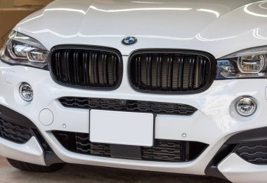 Tokyo, Japonya - 31 Ekim 2017: Logo Bmw rhinestones ile dekore edilmiştir. Yakın çekim