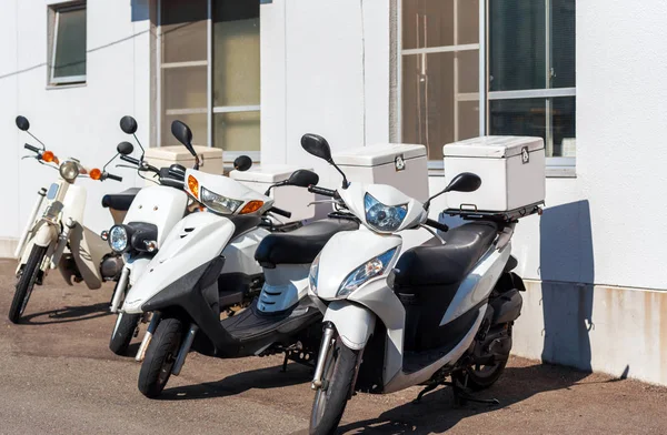 Ciclomotores Blancos Estacionados Una Calle Ciudad Odawara Japón Copiar Espacio — Foto de Stock