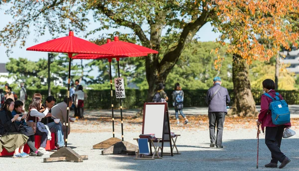 Odawara, Japonya - Kasım, 11, 2017: Şövale kırmızı şemsiye altında çizim için. Metin için yer kopyalayın  