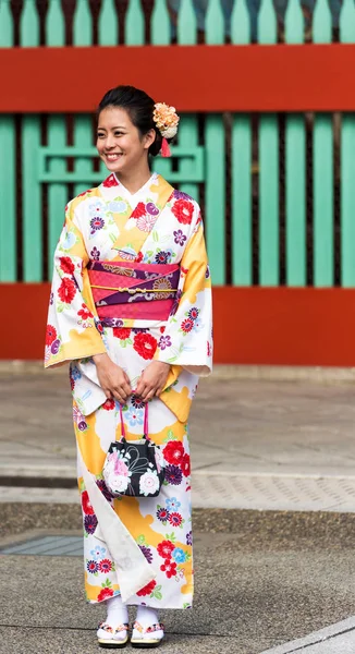 Tokyo Japão Novembro 2017 Uma Menina Quimono Perto Templo Asakusa — Fotografia de Stock