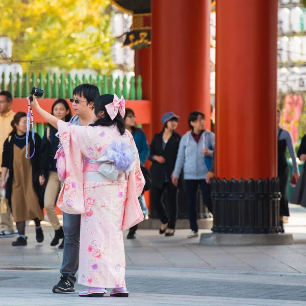 Tokyo Japan November 2017 Kvinna Kimono Nära Templet Asakusa Schrein — Stockfoto